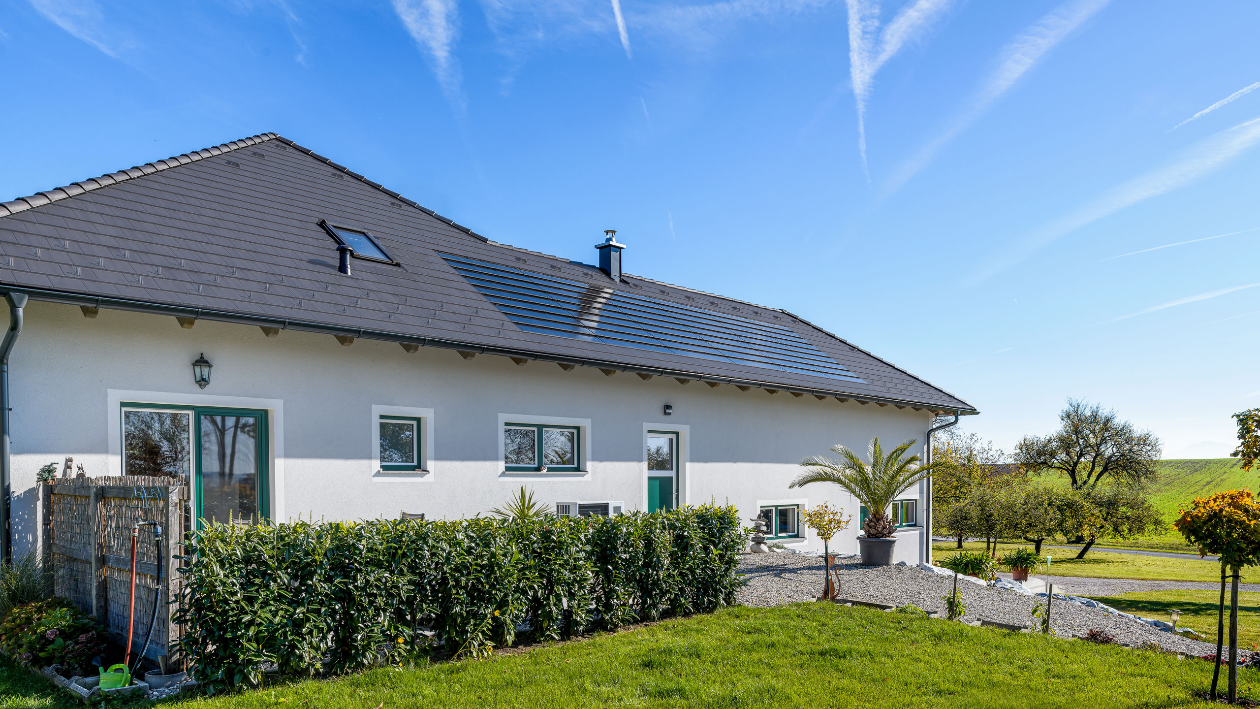 Energiedach mit sonnigem Tag