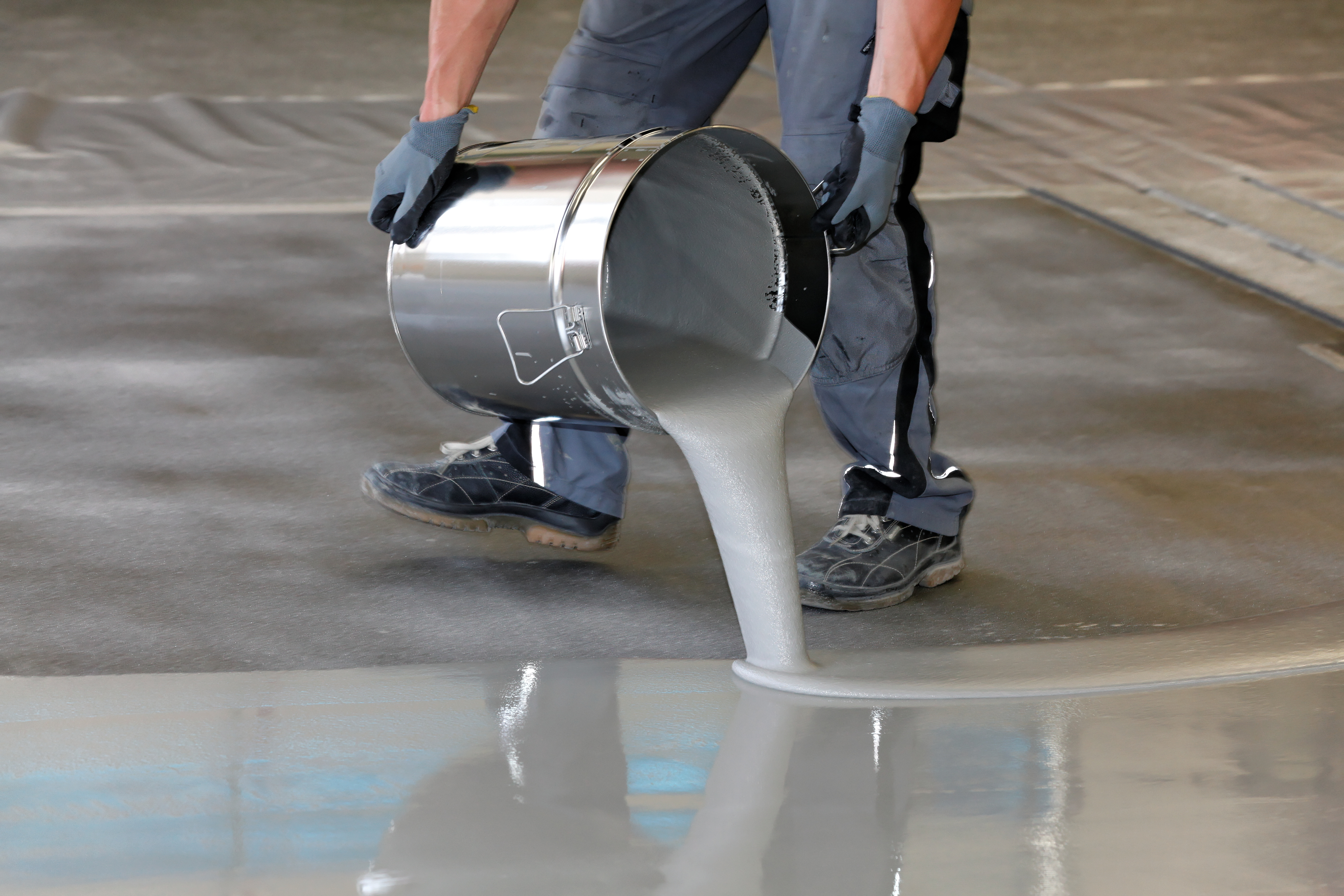 Eimer mit Epoxy wird am Boden vergossen