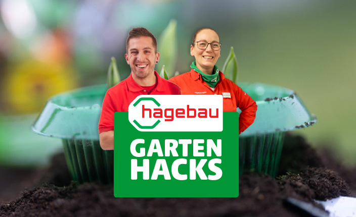 Garten-Hacks Zwei hagebau-Mitarbeitende vor einem Pflanzgefäß mit Setzlingen, mittig steht in weißer Schrift auf grünem Hintergrund: „hagebau GARTEN HACKS“.