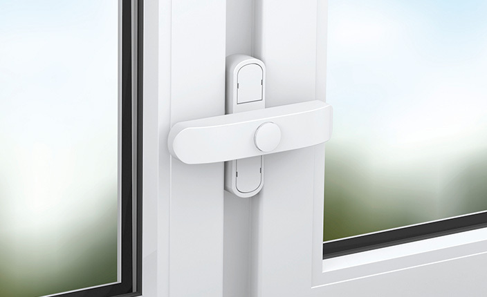 Eine Fenstersicherung, die an zwei Fenster befestigt ist