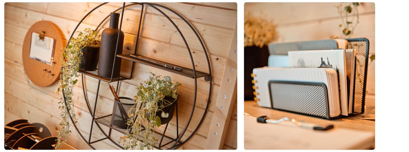 Zwei Detailansichten aus dem Homeoffice im Gartenhaus: Links ein rundes Wandregal mit Deko, Pflanzen und Schreibutensilien, rechts ein Aktenhalter mit Notizbüchern und Papieren auf einem Schreibtisch.