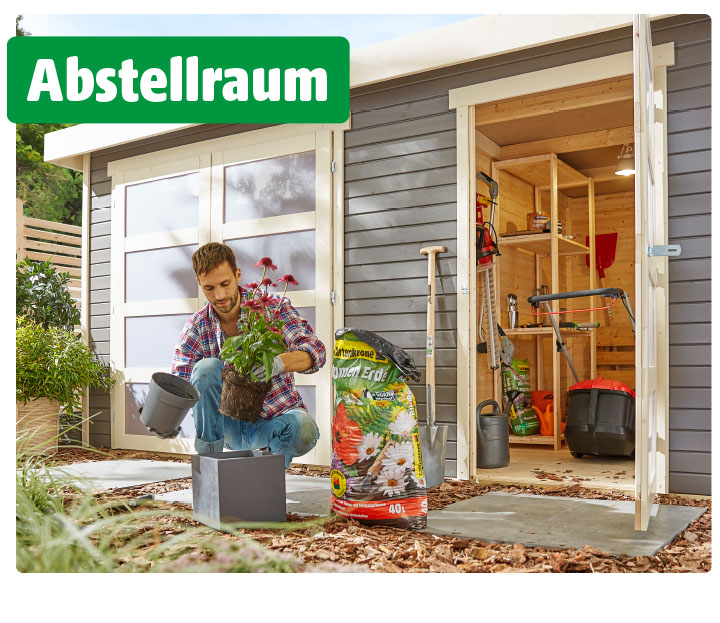 Ein Mann pflanzt Blumen vor einem Gartenhaus, das als praktischer Abstellraum dient. Im Hintergrund sind geöffnete Türen zu sehen, durch die Regale mit Gartengeräten, Blumenerde und ein Rasenmäher sichtbar werden. Oben links steht in weißer Schrift auf grünem Hintergrund das Wort Abstellraum.