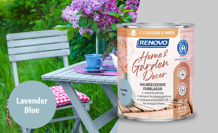 Ein Farbeimer von RENOVO und ein in blau eingefärbter Gartenstuhl und Gartentisch aus Holz