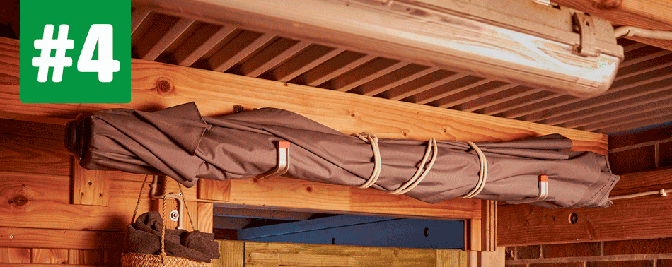 Animiertes GIF wie Sonnenschirm und Hängematte über Tür gelagert werden