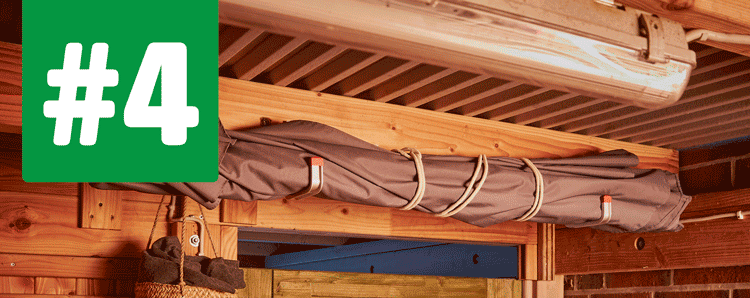 Animiertes GIF wie Sonnenschirm und Hängematte über Tür gelagert werden