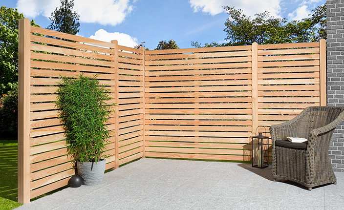 Gartenzaun um Terrasse im Garten
