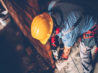 Handwerker mit Schutzhelm und Abbruchhammer