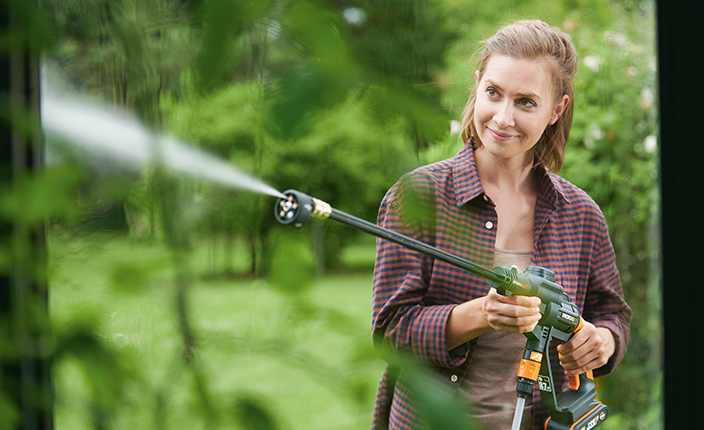 Frau macht etwas mit einem Hochdruckreiniger von Worx sauber