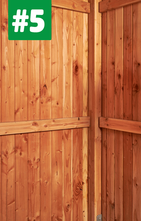 Animiertes GIF von Bällen die an Spannseilen geklemmt und in einer Ecke gestapelt sind