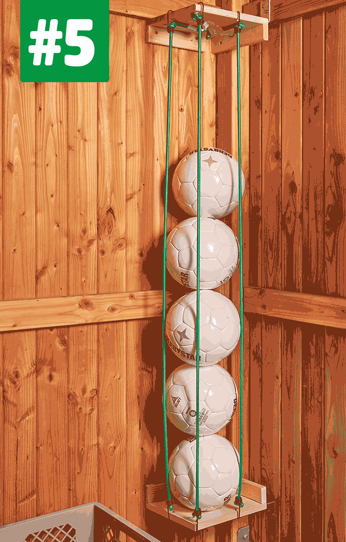 Animiertes GIF von Bällen die an Spannseilen geklemmt und in einer Ecke gestapelt sind