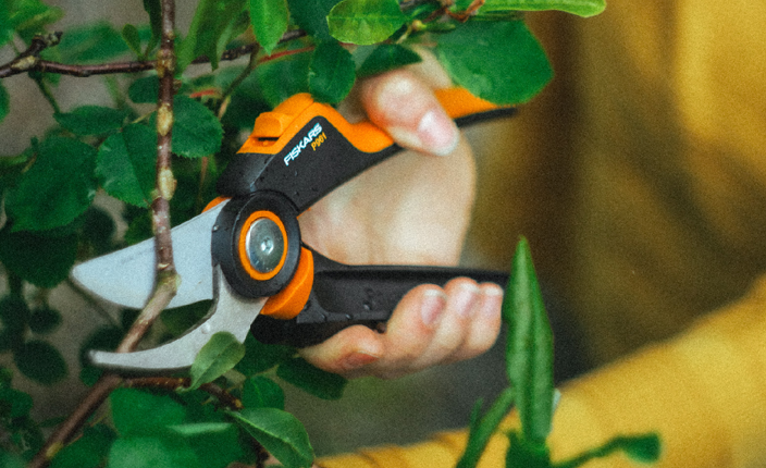 Eine Fiskars Gartenschere die etwas durchschneidet