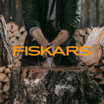 Fiskars Logo mit einem Mann der Holz spaltet im Hintergrund