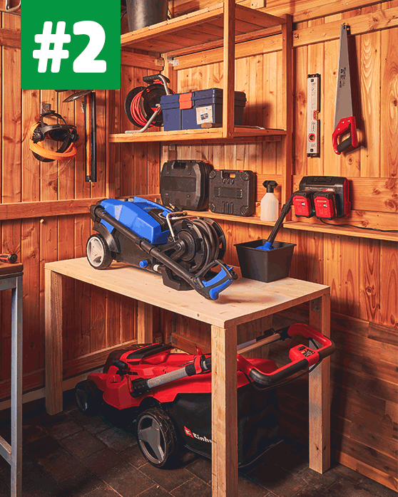 Animiertes GIF mit Gartengeräten die durch einen Tisch platzsparend gestapelt werden