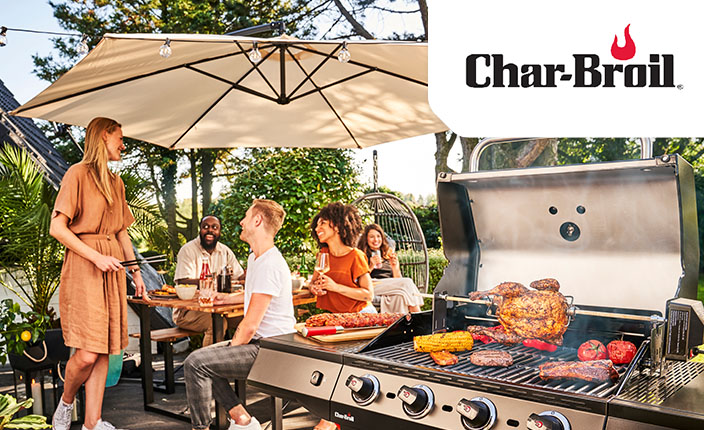 Ein Grillfest mit einem großen Grill von char-Broil im vordergrund