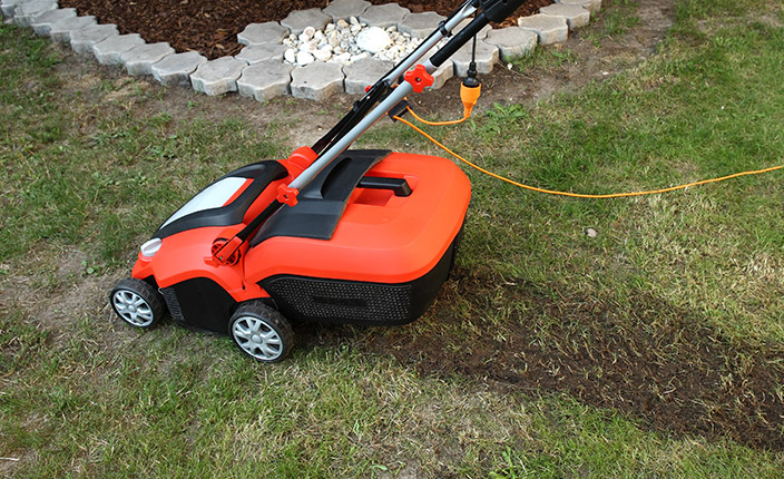 Ein elektrischer Vertikutierer auf einem Rasen