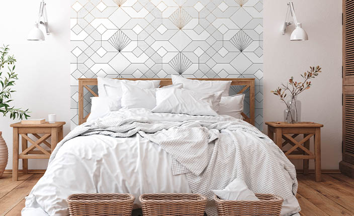 Schlafzimmer mit gemusterter Tapete aus den Tapetentrends