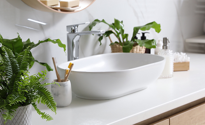 Eine weißes Waschbecken in einem Badezimmer