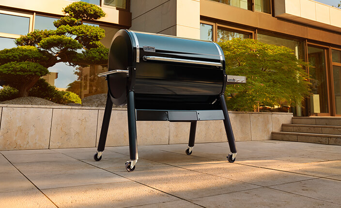 Ein Pelletgrill vor einem Haus auf einer Stein Fläche