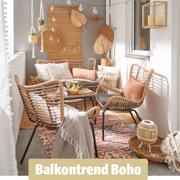 Boho-inspirierte Sitzecke auf dem Balkon mit geflochtenen Sesseln, gemütlichen Kissen, Naturmaterialien und sanften Farben.