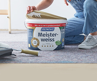 Frau öffnet Farbeimer der Marke RENOVO