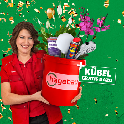 Hagebau Marktexperting hällt Kübel mit Produkten gefüllt