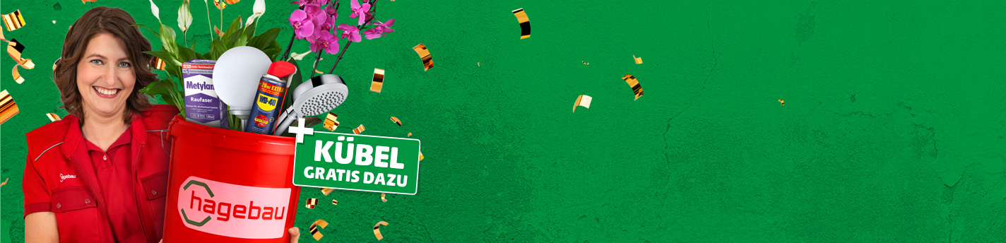Hagebau Marktexperting hällt Kübel mit Produkten gefüllt