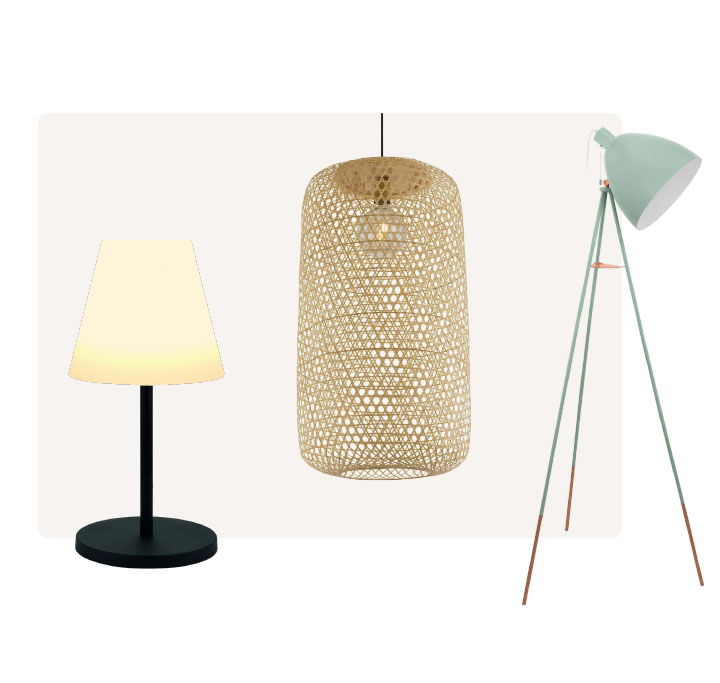 Drei unterschiedliche Leuchten vor hellem Hintergrund: eine schwarze Tischlampe mit weißem Schirm, eine geflochtene Hängelampe aus Naturmaterial und eine mintfarbene Stehleuchte mit Holzdetails.