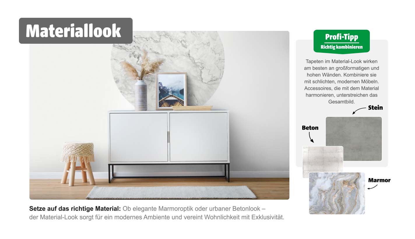 Wohnzimmer im Materiallook mit halbkreisförmiger Wandtapete in Marmoroptik hinter weißem Sideboard, Sitzhocker mit Fransen und Dekovase mit Trockenblumen.