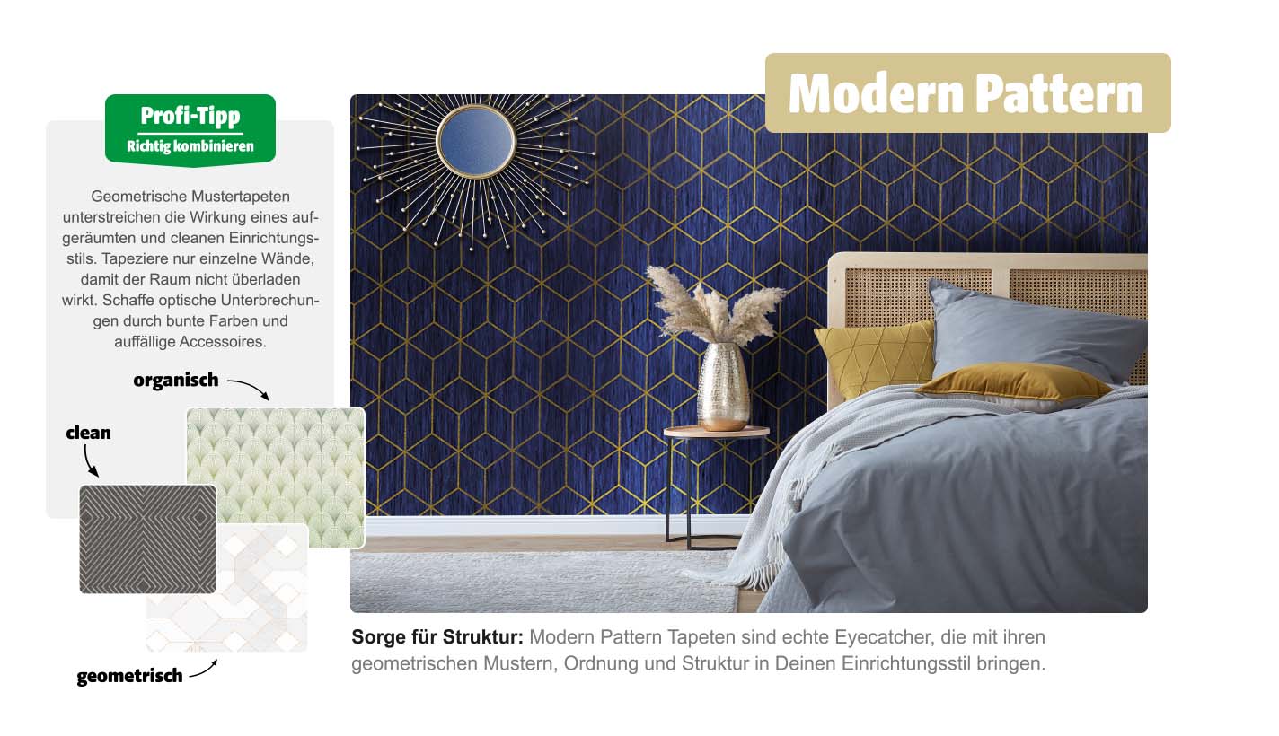 Geometrische Mustertapete im Stil „Modern Pattern“ mit dunkelblauer Grundfarbe und goldenen Linien; kombiniert mit schlichter Bettwäsche, Kissen in Senfgelb und einem Sonnenspiegel als Wanddeko