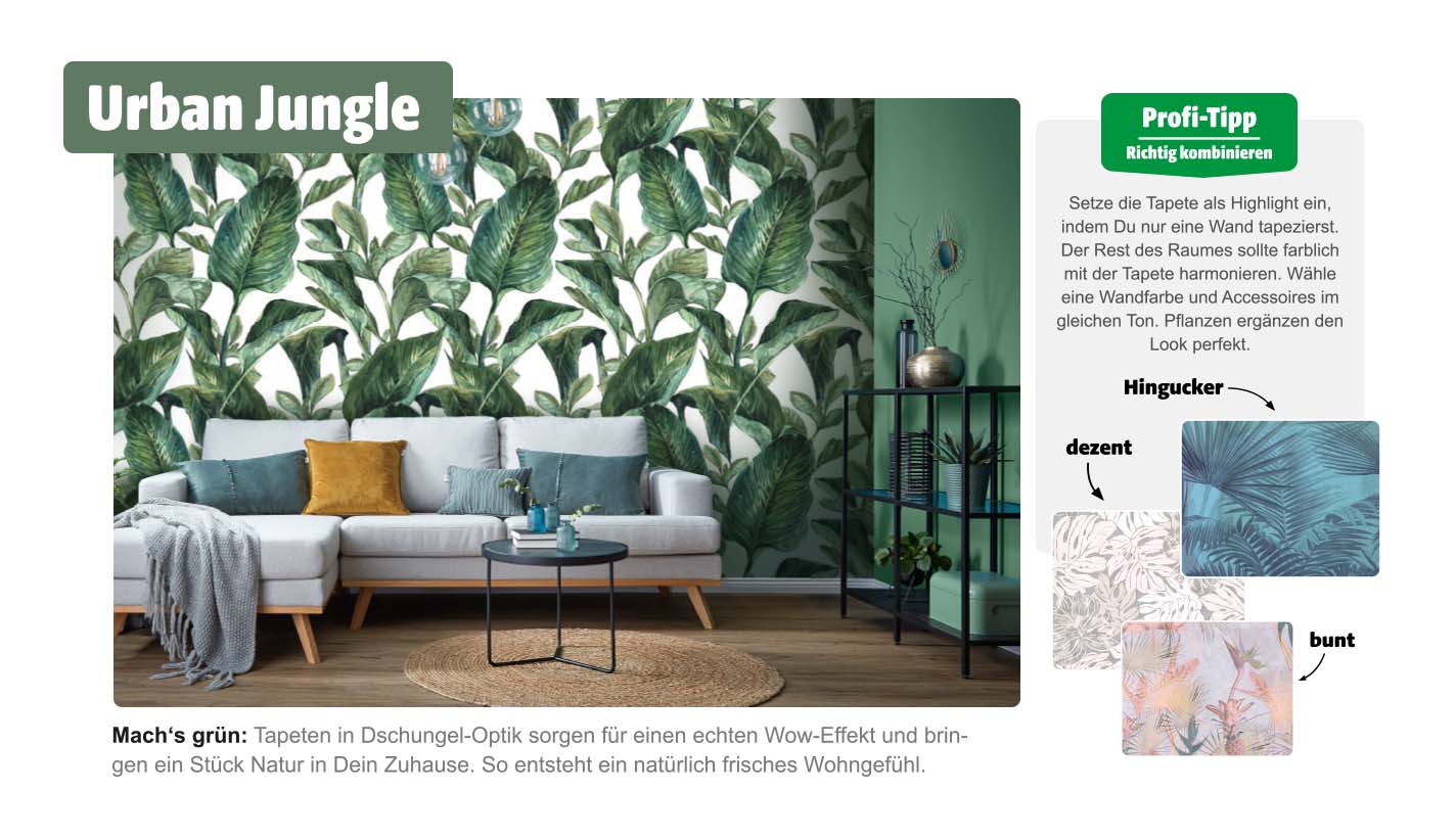 Wohnzimmer mit Dschungel-Tapete in sattem Grün im Urban Jungle Stil, graues Sofa mit bunten Kissen, Pflanzen und natürliche Materialien für ein frisches Ambiente