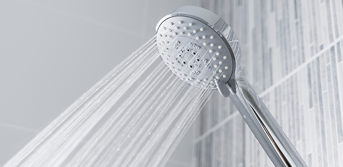 Sparduschkopf mit feinem, gleichmäßigem Wasserstrahl in einer modernen Dusche.