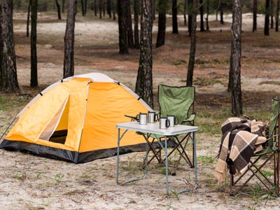 Camping Grundausstattung Zelt im Wald