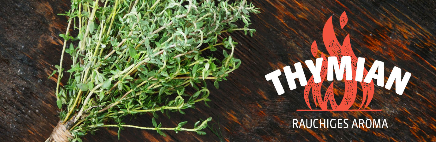 Ein Bund frischer Thymian liegt auf einer dunklen, leicht verkohlten Holzoberfläche. Rechts daneben ist ein rotes Flammensymbol zu sehen. Darüber steht in weißer Schrift: Thymian. Darunter in kleinerer weißer Schrift: Rauchiges Aroma