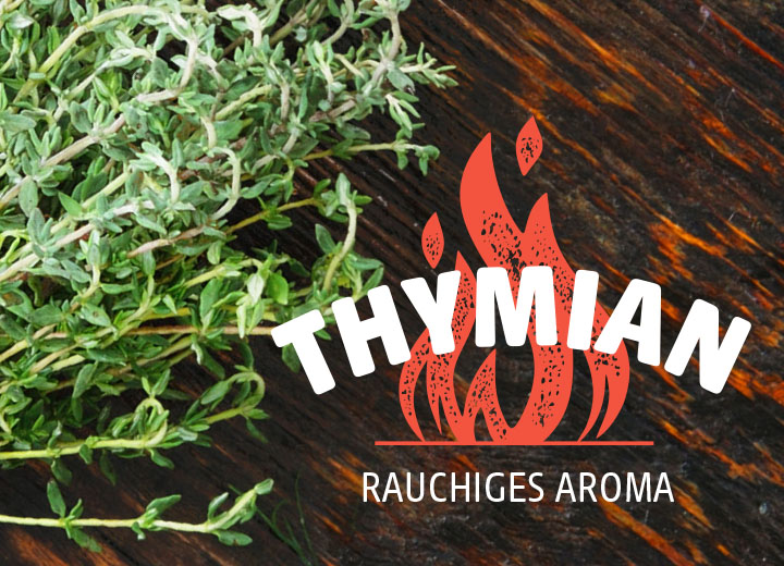 Ein Bund frischer Thymian liegt auf einer dunklen, leicht verkohlten Holzoberfläche. Rechts daneben ist ein rotes Flammensymbol zu sehen. Darüber steht in weißer Schrift: Thymian. Darunter in kleinerer weißer Schrift: Rauchiges Aroma