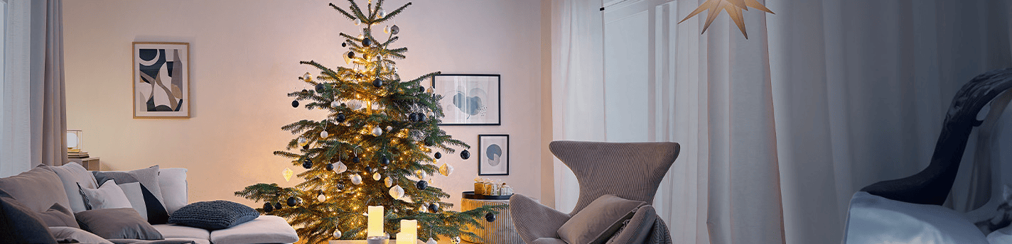Wohnzimmer mit Weihnachtsbeleuchtung und Deko