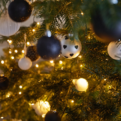 Weihnachtsschmuck-Baumarktteaser mit Christbaumkugeln