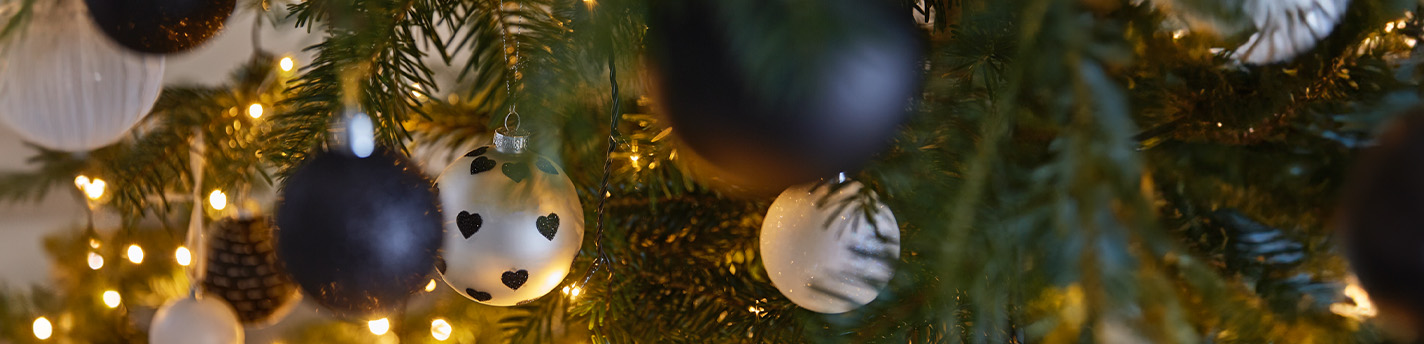 Weihnachtsschmuck-Baumarktteaser mit Christbaumkugeln
