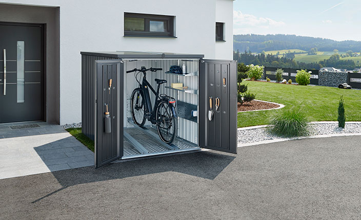 Eine Biohort Fahrrad Garage vor einem weißem Haus