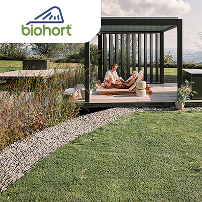 Ein Pergola steht in einem Garten mit zwei Personen im Bild