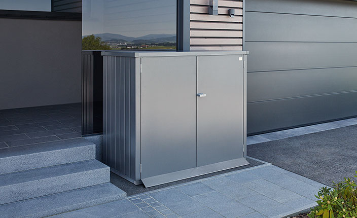 Eine Biohort Mülltonne die vor einem Haus steht