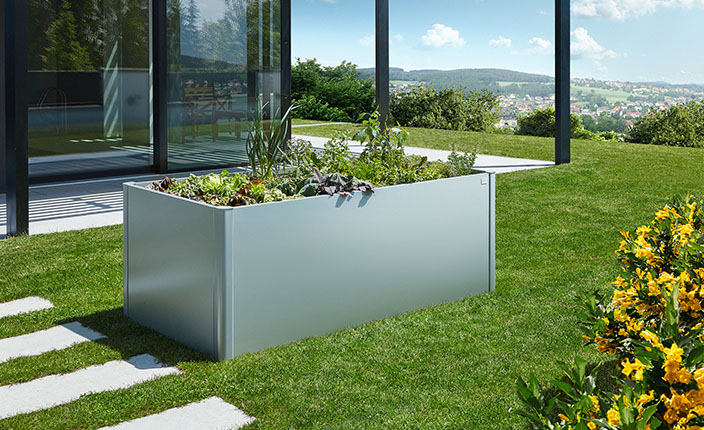 Ein Biohort Pflanzenbeet auf einer Grünen Wiese