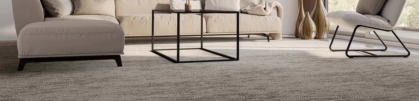 Modernes Wohnzimmer mit beigem Teppichboden, hellem Sofa, schwarzem Metall-Couchtisch und Design-Sessel vor großen Fenstern.