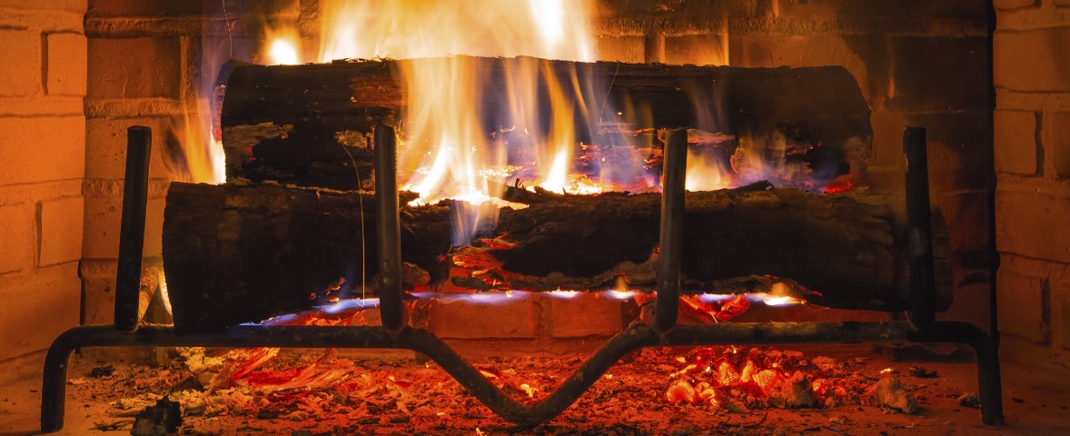 Kamin mit brennendem Holz