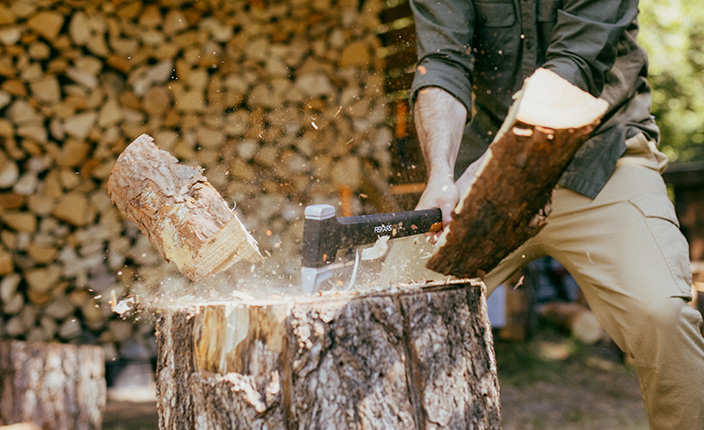 Fiskars Axt zerschlägt einen Stamm