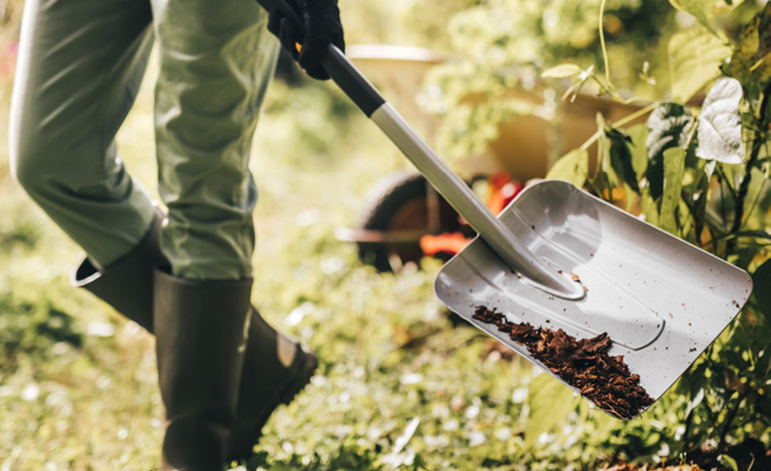 Fiskars Schaufel mit Erde drauf
