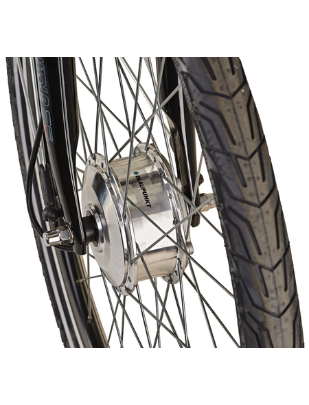 Ein Vorderrad eines E-Bikes mit einem silbernen Nabenmotor der Marke Blaupunkt ist aus der Nähe zu sehen. Die Speichen und das grobstollige Profil des Reifens sind deutlich erkennbar