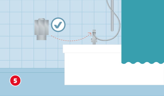 Illustration einer Badewanne, links neben der Wanne ist ein Durchflussbegrenzer zu sehen, ein Pfeil zeigt von diesem zur Badewannenarmatur