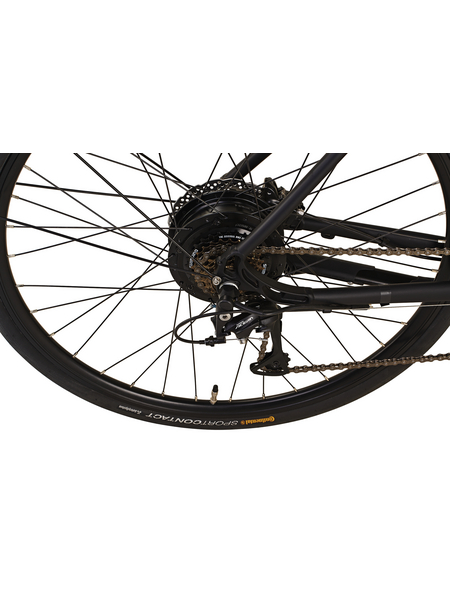 Ein Hinterrad eines E-Bikes mit schwarzem Nabenmotor und Kettenschaltung ist aus der Nähe aufgenommen. Die Reifenmarke Continental sowie die Speichen und der Schaltmechanismus sind deutlich sichtbar
