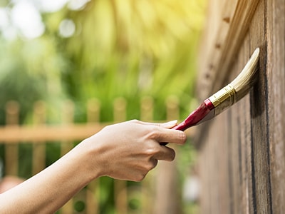 Holz wird mit Pinsel lackiert