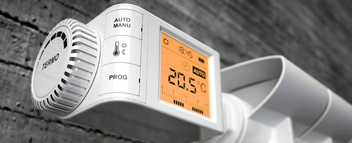 Ein modernes digitales Thermostat mit Display ist an einem Heizkörper montiert und zeigt die Temperatur sowie den Automatikmodus an
